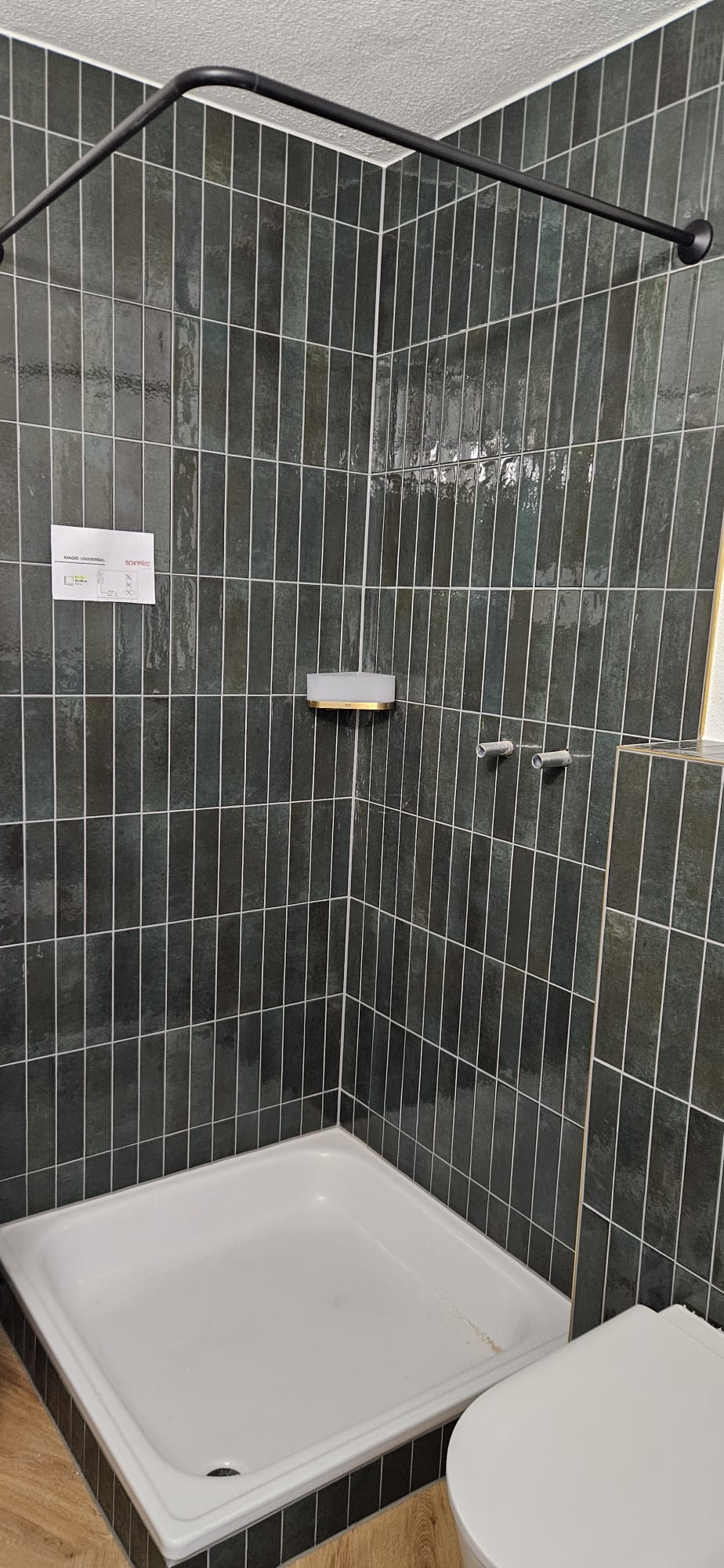Dusche mit grünen Stäbchenplatten und Duschwanne