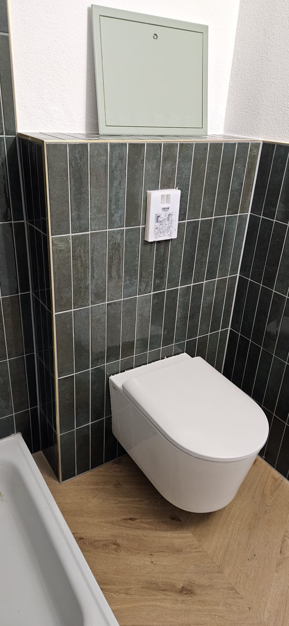 WC-Vorwand mit Goldprofil an der Aussenkante