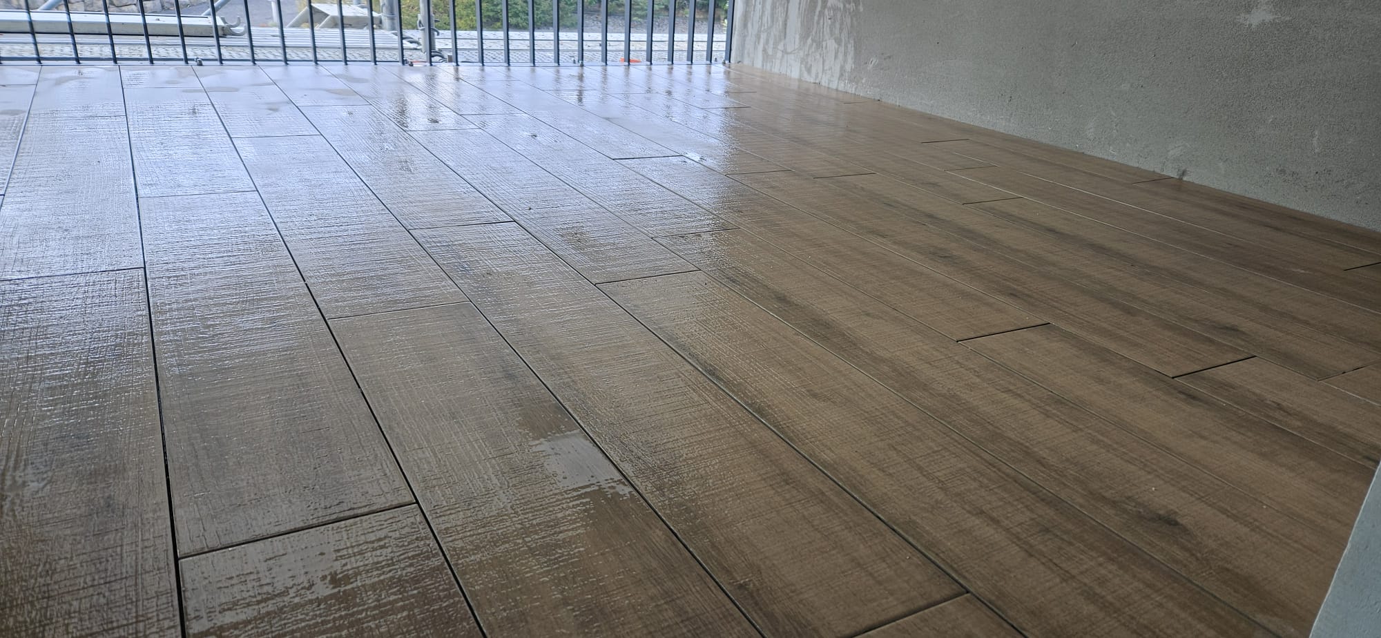 Boden aus 120×20 Holzoptik-Platten im Wildverband verlegt