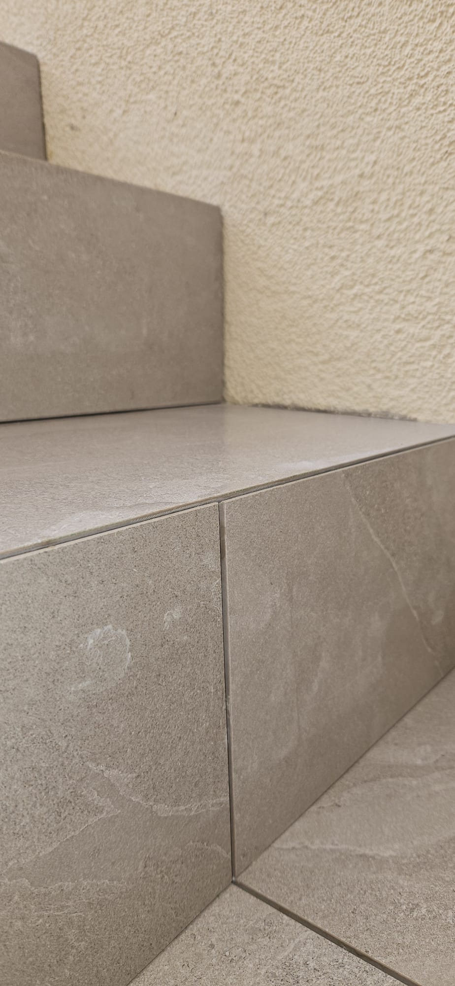 Detail einer Stufenkante auf Gehrung geschnitten