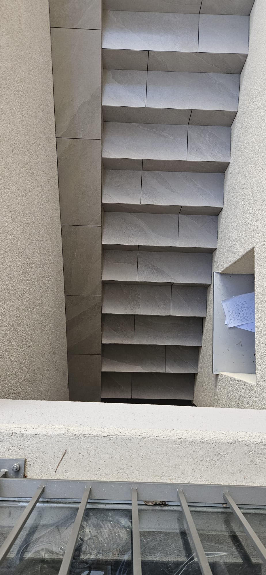 Blick von oben auf die fertig geplattelte Treppe