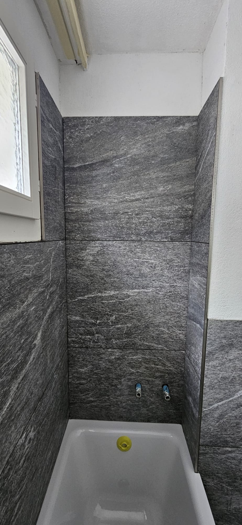 Wannennische komplett in 120×60 Platten verkleidet
