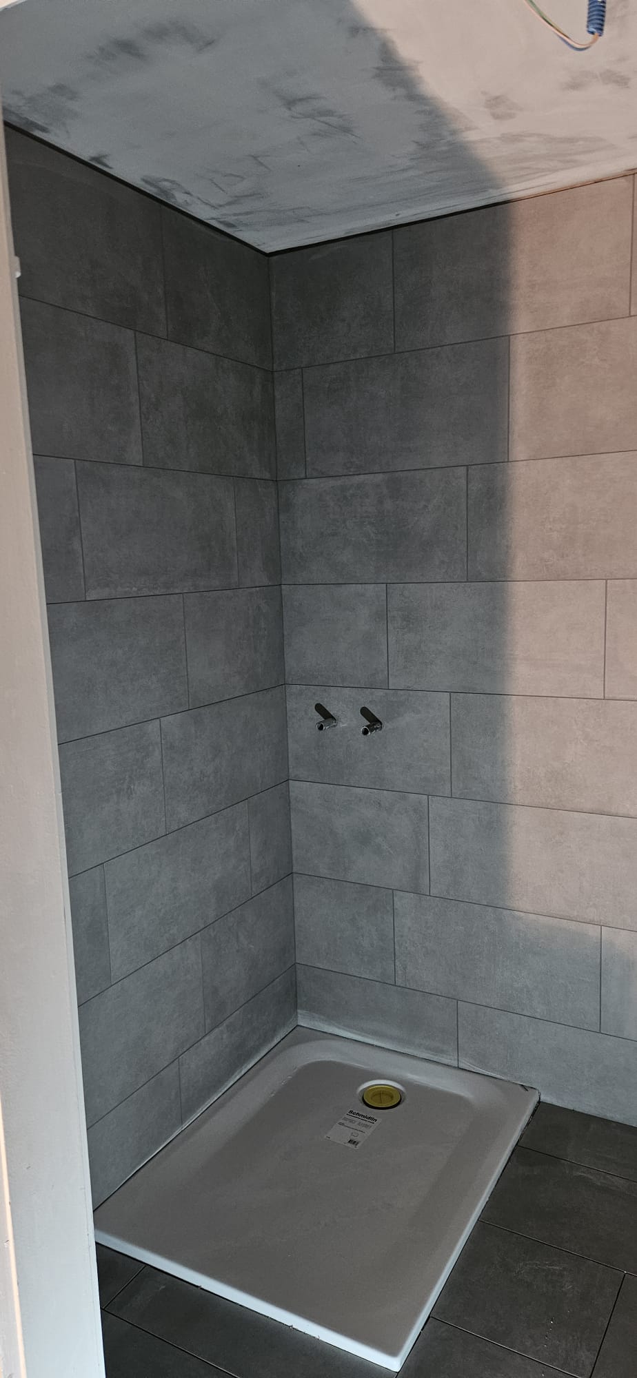 Dusche mit vorbereiteten Armaturenanschlüssen